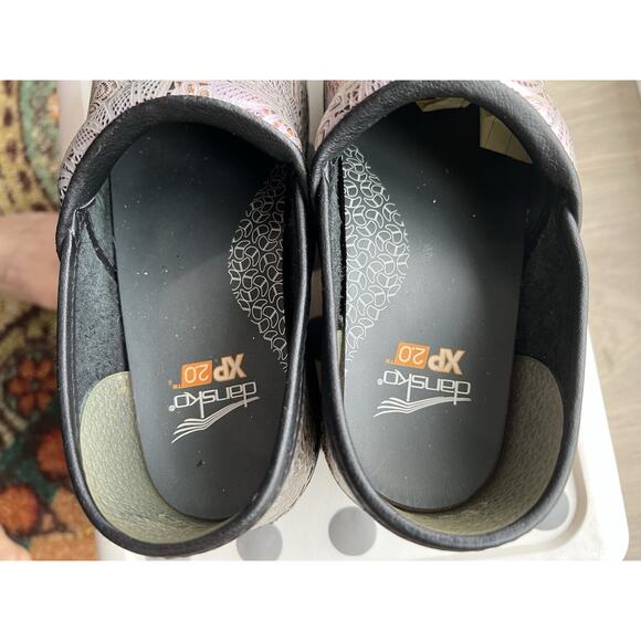 Dansko XP 2.0 Lacy Tooled Embossed Leather Silver Nurse Clogs Size EU 36 - Picture 6 of 7